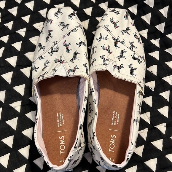Worn once- TOMS zebra shoes 9.5 - Picture 1 of 4